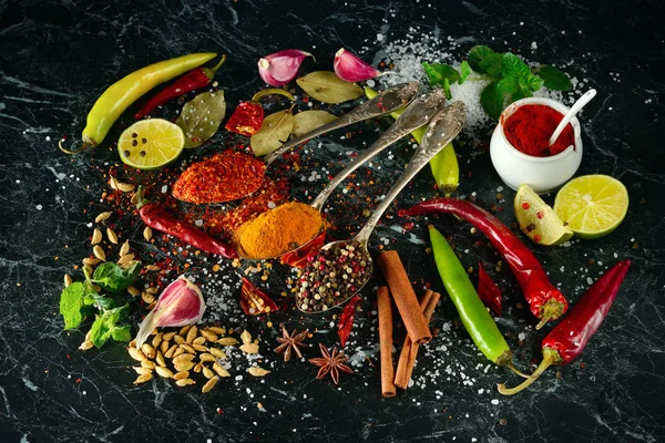 koyu arka plan üzerine baharat