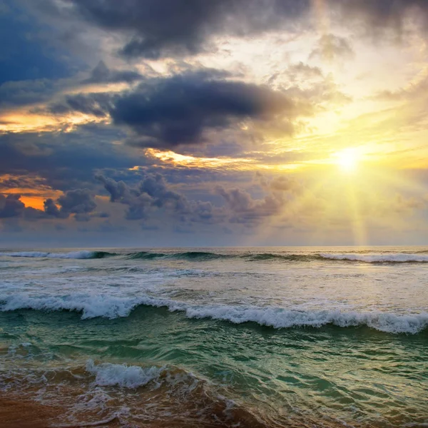 Pôr-do-sol à noite sobre o oceano tropical . — Fotografia de Stock