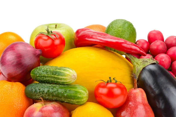 Frutas e legumes isolados em branco — Fotografia de Stock