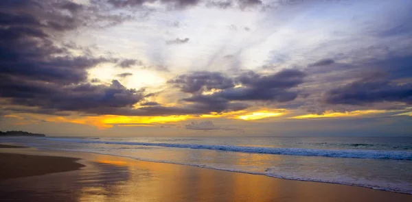 Солнце заходит над океаном — стоковое фото