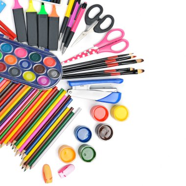 Okul malzemeleri koleksiyonu, saf beyaz arka planda izole edilmiş.