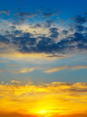 güzel gündoğumu ve bulutlu gökyüzü