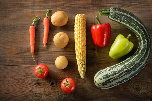 Fondo de alimentos saludables.Diferentes verduras en tabla de madera vieja — Foto de Stock