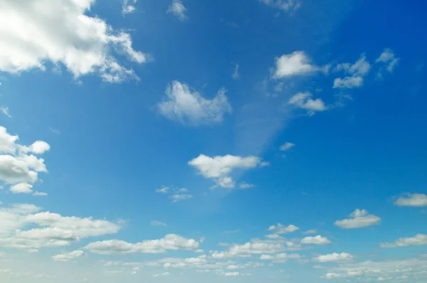 Kupovité mraky a modrá obloha — Stock fotografie