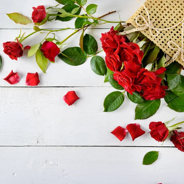 白い木製の背景の赤いバラ. — ストック写真