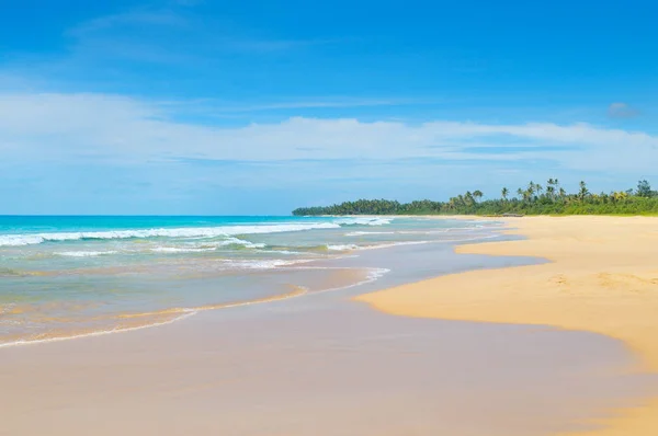 Bel océan, longue plage de sable et ciel — Photo