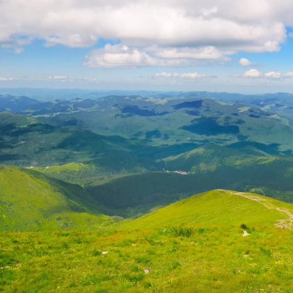 Szczyty górskie w Karpatach i błękitne niebo — Zdjęcie stockowe