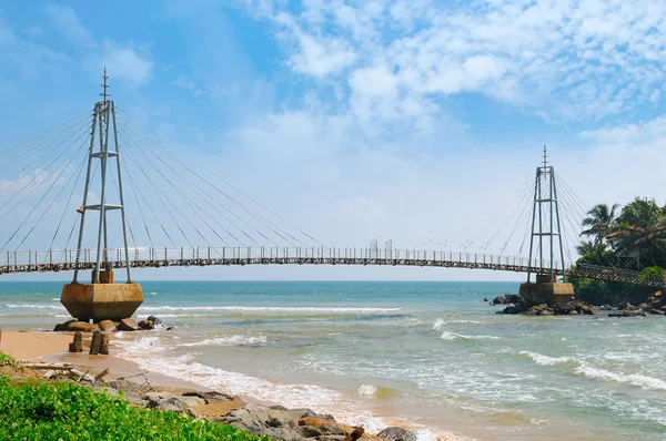 Pont vers île avec temple bouddhiste, Matara, Sri Lanka — Photo