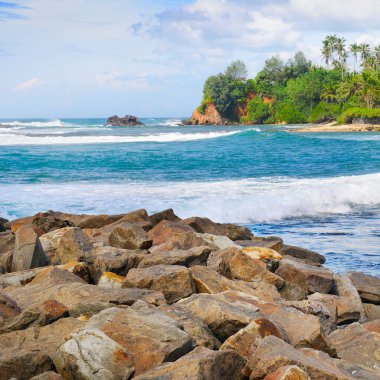 güzel okyanus ve bulutlu gökyüzü