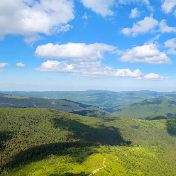 Bergstoppar av Karpaterna och blå himmel — Stockfoto