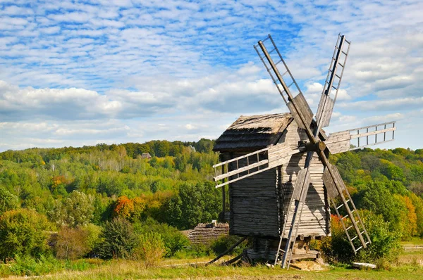 Mulino a vento in legno in campo e cielo — Foto Stock
