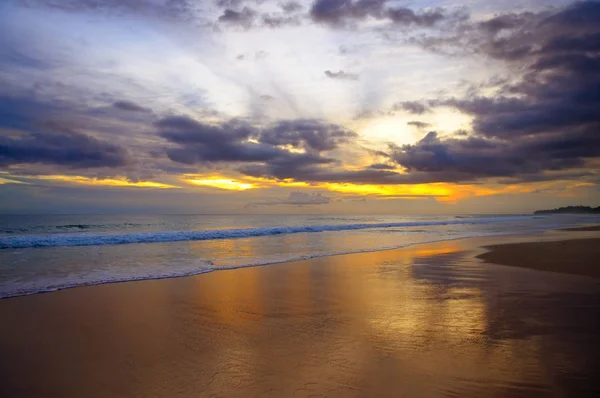 Puesta de sol sobre el océano — Foto de Stock