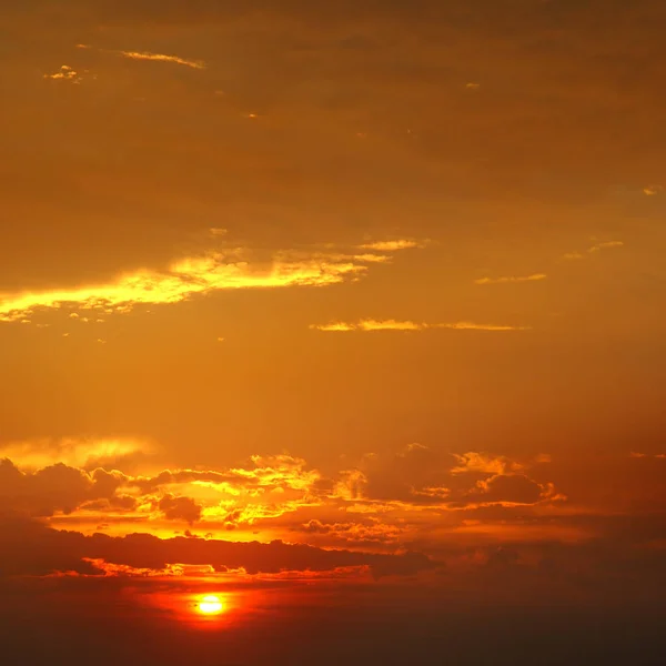 Belo nascer do sol e céu nublado — Fotografia de Stock