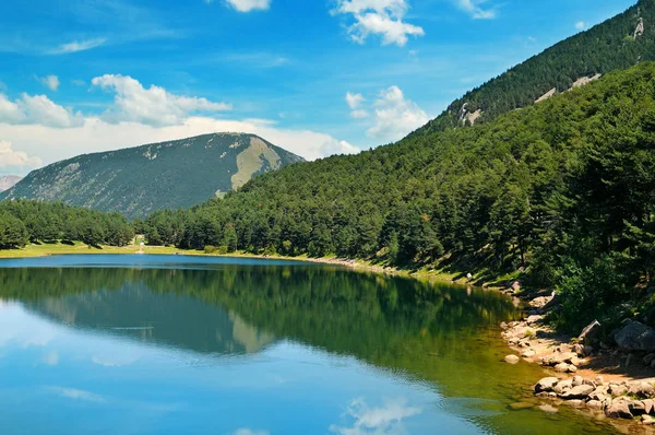 Lac, montagnes et ciel bleu — Photo