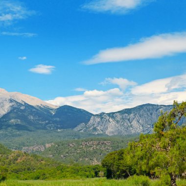 Dağ ve mavi gökyüzü üst