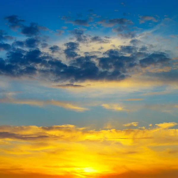 Prachtige zonsopgang en bewolkte hemel — Stockfoto