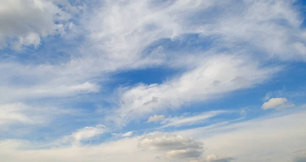 Nuvole cumulo nel cielo blu — Foto Stock