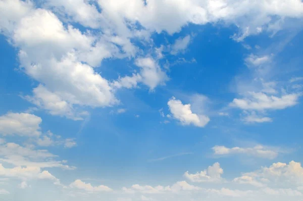 Nubi leggere cumulus nel cielo blu — Foto Stock