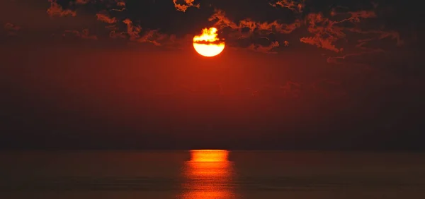 Plage de l'océan et lever du soleil — Photo