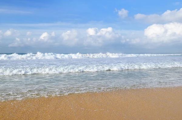 Praia de areia e céu azul — Fotografia de Stock