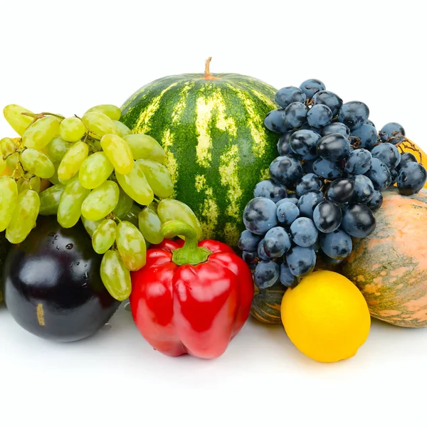 Frutas e vegetais isolados sobre fundo branco — Fotografia de Stock