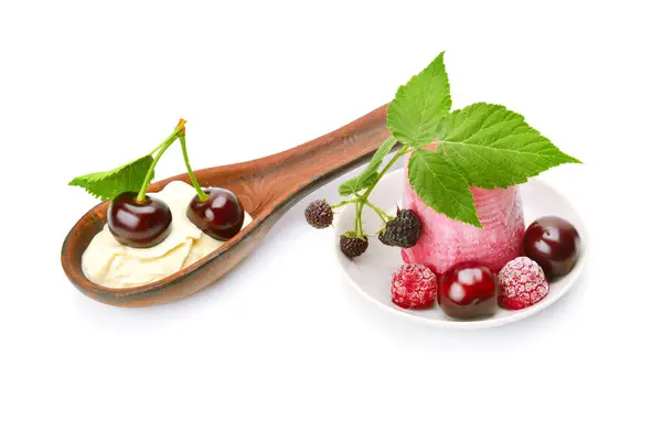 Helado de frutas y cereza aislados sobre fondo blanco — Foto de Stock