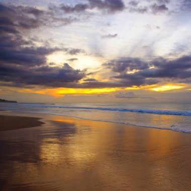 Hint Okyanusu ve fantastik günbatımı güzel kumlu plaj.