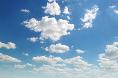 Mavi gökyüzünde hafif kümülüs bulutları