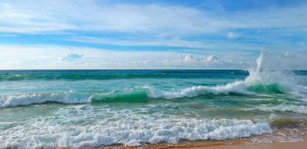 Tropikal okyanus ve mavi gökyüzü — Stok fotoğraf