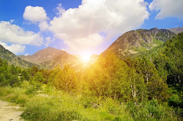 Prachtige berglandschap en de zon stijgen — Stockfoto