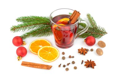 Sıcak kırmızı şarap beyaz arka planda izole.