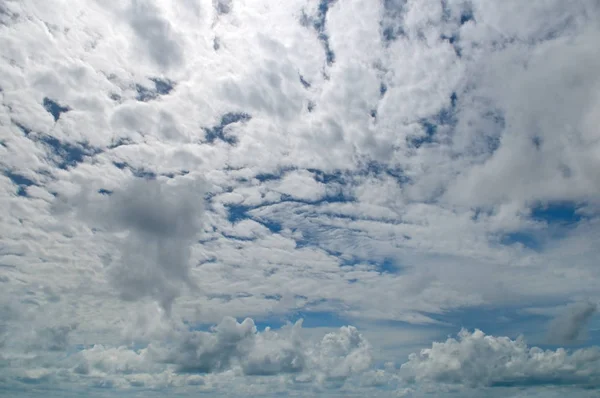 Абстрактное светло-серое облачное небо — стоковое фото