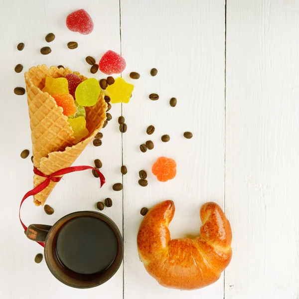 Taza de café, croissant, gofres y mermelada sobre madera blanca ba — Foto de Stock