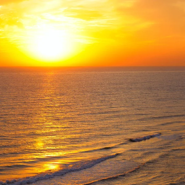Яркий рассвет над пляжем — стоковое фото