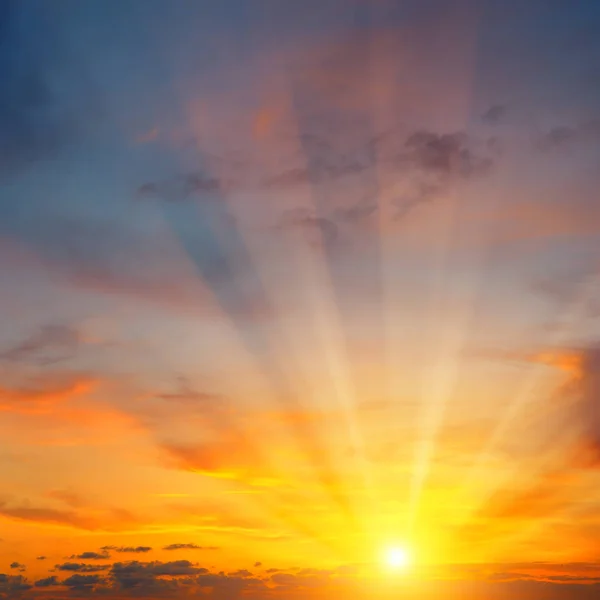 Belo nascer do sol e céu nublado — Fotografia de Stock