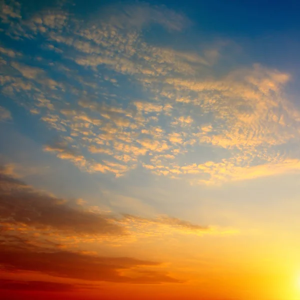 Schöner Sonnenaufgang und bewölkter Himmel — Stockfoto