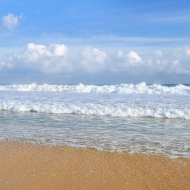 Kumsal ve mavi gökyüzü