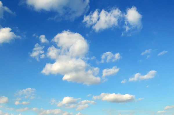 Lichte wolken in de blauwe hemel — Stockfoto