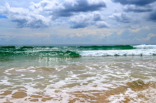 Playa de arena. Paisaje nuboso dramático con fuerte lluvia y st tropical —  Fotos de Stock