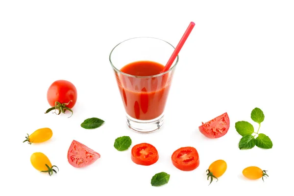 Frischer Tomatensaft und Tomaten isoliert auf weißem Hintergrund. fl — Stockfoto