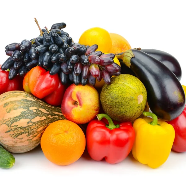 Frutas e legumes isolados em branco — Fotografia de Stock