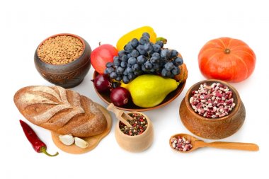 Beyaz arka plan üzerinde izole doğal ürün kümesi.