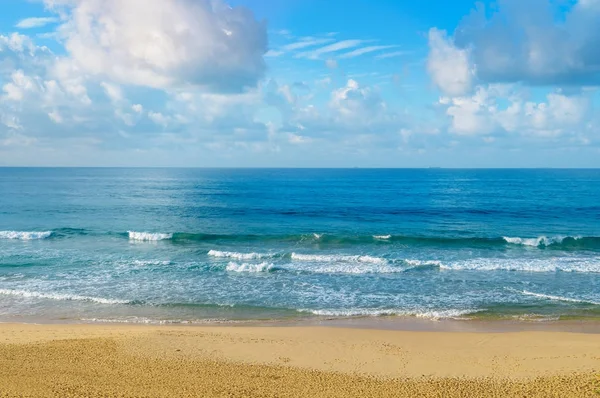 Playa de arena abandonada del Océano Índico. En el cielo azul cumulu — Foto de Stock