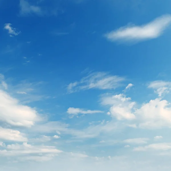 Nuvole di luce nel cielo blu — Foto Stock