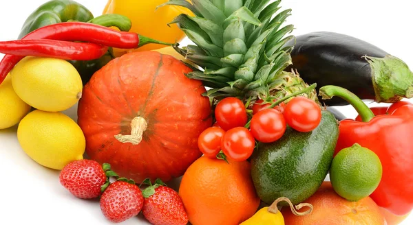Frutas e legumes isolados em fundo branco. — Fotografia de Stock
