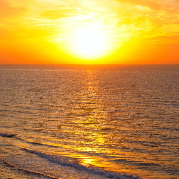 Bright golden sunrise over beach — Stock Photo, Image
