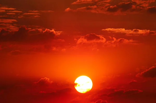 Туманное Небо Яркий Восход Солнца Над Горизонтом — стоковое фото