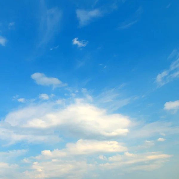 Nuvens Cúmulo Luz Contra Céu Azul Dia Ensolarado Brilhante — Fotografia de Stock