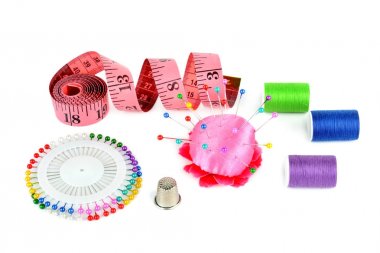 Kompozisyon konuları ve üzerinde beyaz izole dikiş aksesuarları