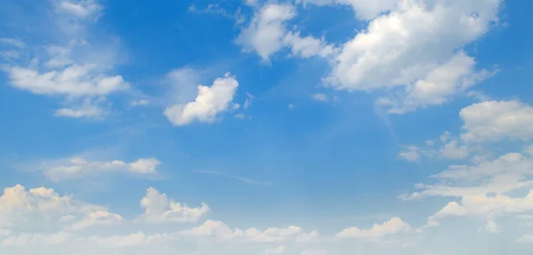 Nubes Cúmulos Luz Cielo Azul Foto Amplia —  Fotos de Stock